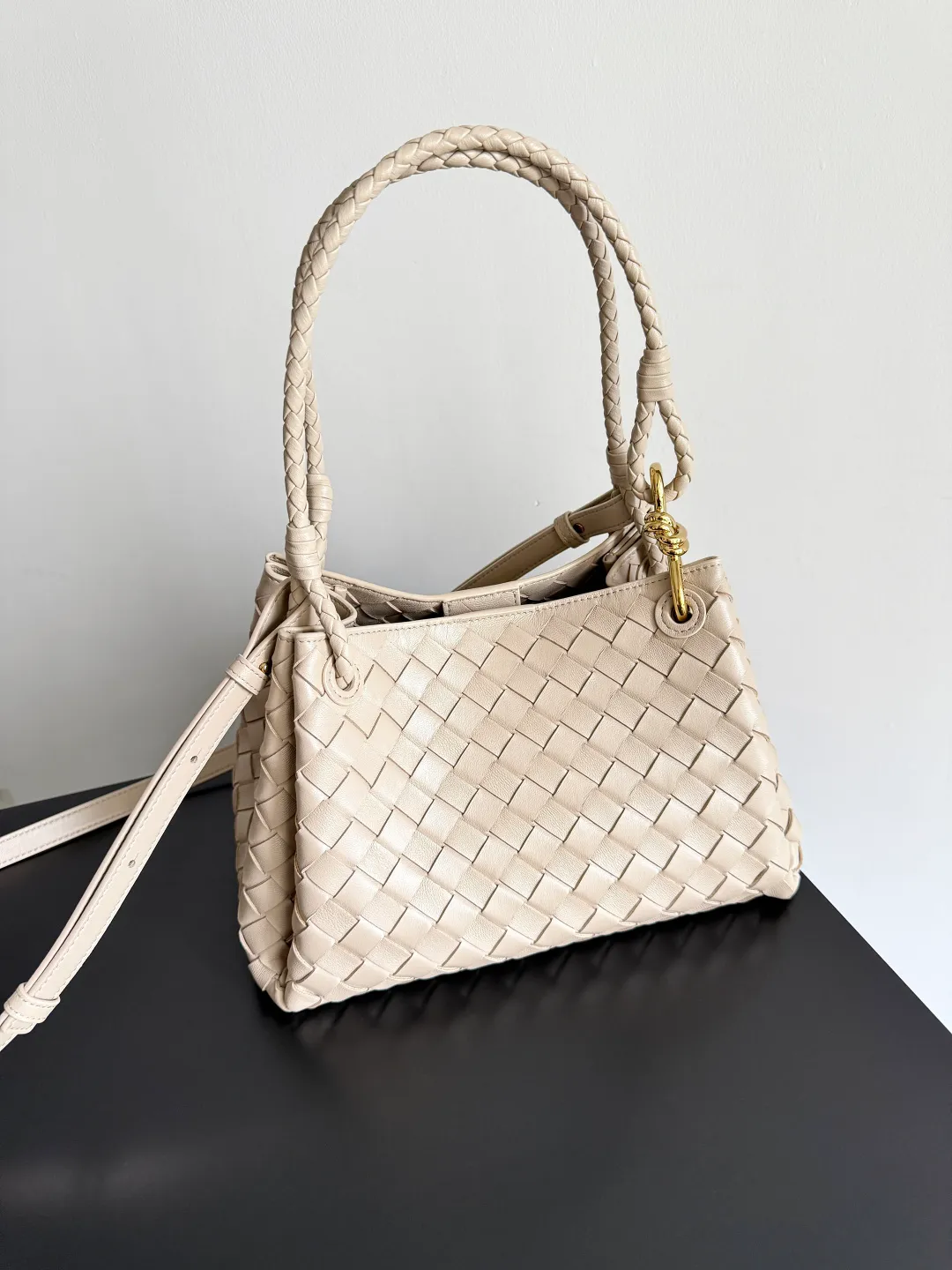 Batch 2060 BOTTEGA VENETA 2025 Autumn New Product Medium Parachuta The long-awaited new medium parachuta is here, with a unique appearance and iconic metal knots, and a whole piece of leather folds the four corners into a parachute shape! The exquisite Knot metal buckle is like putting jewelry on a bag. It is high-end and elegant. Its super capacity can hold all your things! The overall effect of this bag is very different from before. It is neither too delicate to provide a large capacity nor too bulky because of its practicality. It simply provides a perfectly suitable bag for casual and simple people👜 Style number: 835921 Size: 29.5*18.5*17.5cm